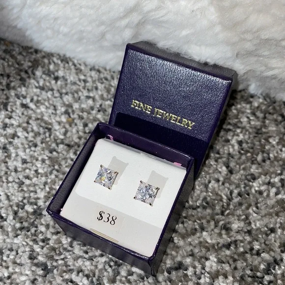 NWT.  14K Gold Cubic zirconia stud earrings. 7mm square. - Picture 4 of 5